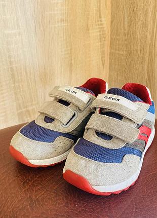 Фірмові кросівки для хлопчика