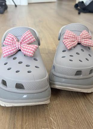 Crocs classic mega clush сірі з джибітсами