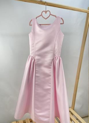Сукня атласна рожева святкова міді гарно підкреслює силует