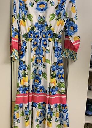 Яскраве плаття в квіточку та лімони