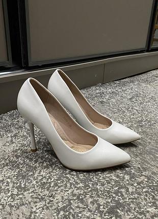 Білі підбори