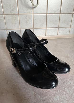 Туфлі  hongquan лакові на ремінці 37 чорні