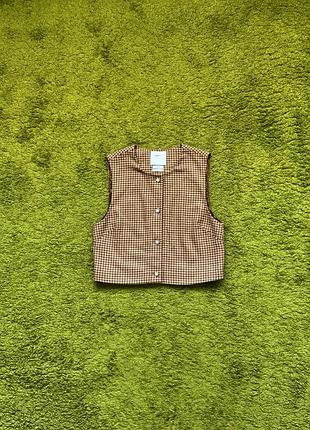 Красивий жилет із вовни