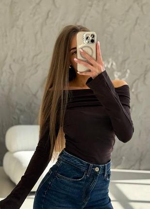 Лонгслив со спущенными плечами