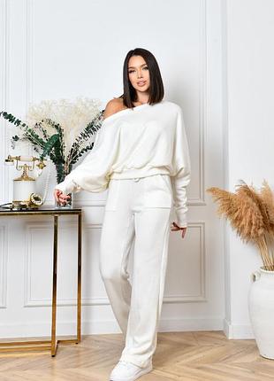 Теплый стильный женский брючный костюм