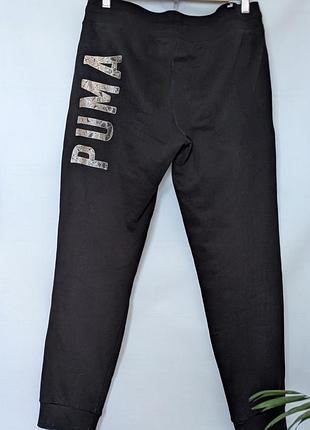 Спортивні штани puma утеплені колір чорний з золотистим  принтом