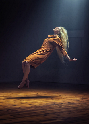 Платье в спортивном стиле с карманами воротник хомут миди трикотажное демисезонное