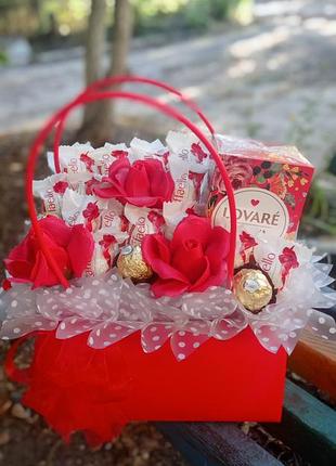 Букет з цукерок. подарунок. цукерки. свято.