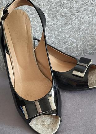 Босоніжки чорні зі сріблом, прикрашені бантиком