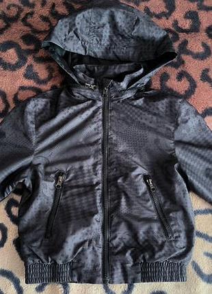 Ветровка с капюшоном, который скрывается