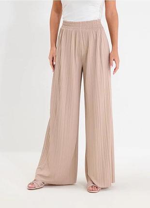 Пудрові штани пліссе брюки широкі прямі бежеві рожеві м(38) на весну-літо-осінь кюлоти на резинці