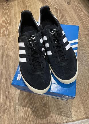 Оригінальні кросівки adidas