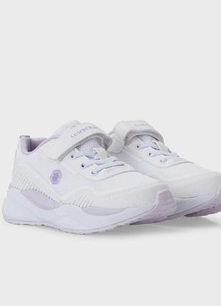 Легкие белые кроссовки