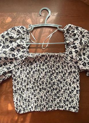 Топ чорний з білими квітами, розмір s