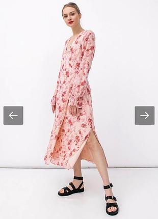 Платье с разрезами.