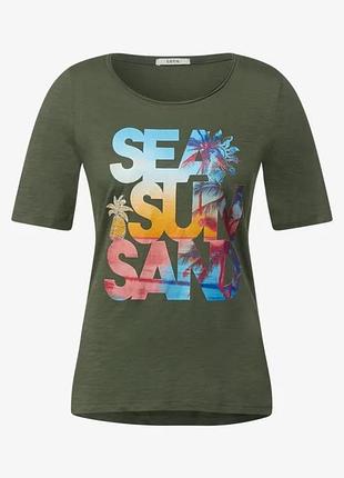 Футболка в оливковому кольорі з принтом