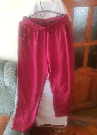 Брюки женские натуральные свободного покроя на резинке 40см ( растягивается до 60), ширина калогвы внизу 20см,33 в бедре. с карманами,тонкие, не секонд.