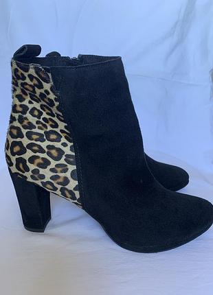 Чорні замшеві ботильйони бренду lineazeta.задня частина виконана з ворсистого хутра «під леопарда».розмір 39