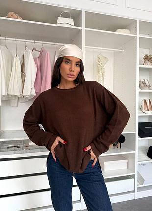 Ідеальний светр оверсайз із акцентними вирізами по боках