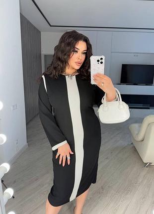 Гарна класична сукня міді прямого крою з декоративним розрізом позаду та з довгим рукавом