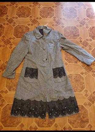 Шерстяное серое пальто с кружевом и камнями