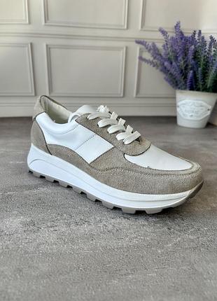 Кросівки жіночі