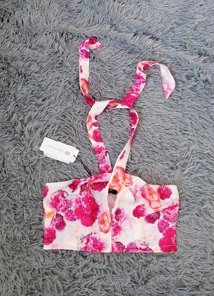 Топ блуза цветочный принт завязка через шею есть небольшой дефект фабричный вкрапления другого цвета