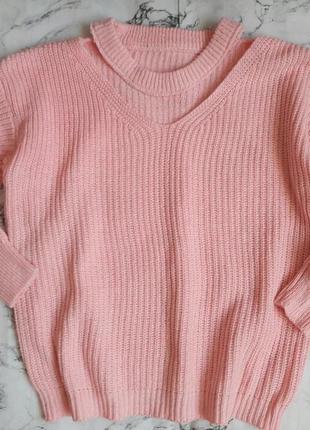 Розовый свитер с чокером и замками на локтях