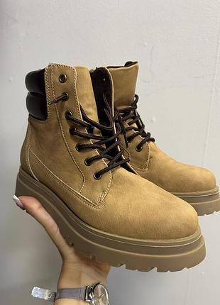 Трендові жіночі чоботи