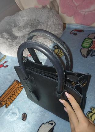 Очень красивая вместительная сумка, приобретала в сенсее состояние очень хорошее, продаю потому что имею много сумок ) состояние 9/10