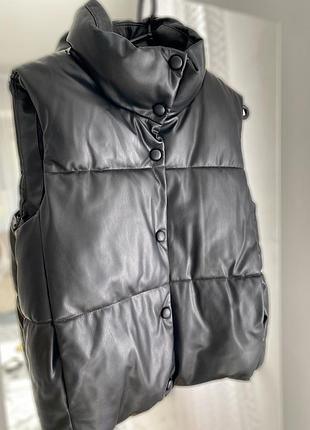 Безрукавка женская zara из эко кожи