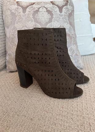 Ботильйони з відкритим носком