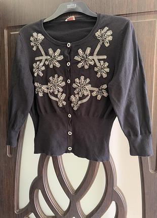 Гарна кофтинка на гудзиках, в чорному кольорі, з вишитими, квітами, від дорогого бренду: phase eight