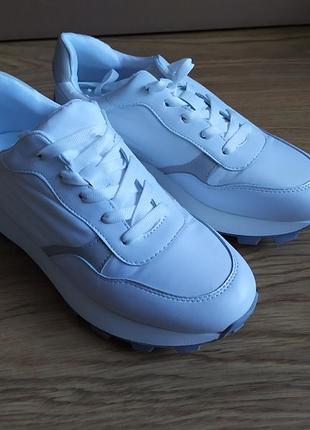 Белые кроссовки