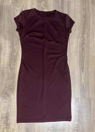 Плаття приталене, підкреслить вашу фігуру