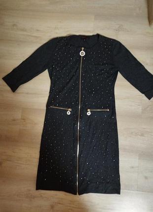 Трикотажное платье украшено камушками м -л