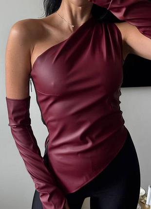 Женский топ с перчатками из экокожи