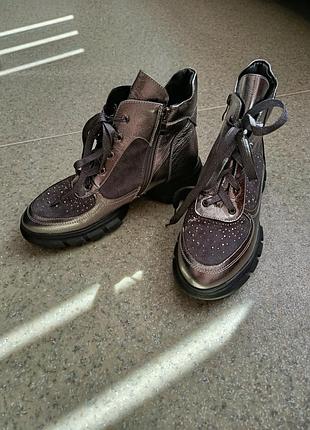 Черевички-снікерси темно- коричневого кольору, 38 розмір,  весна/осінь, тепла зима!  одягнені один раз!