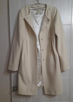 Пальто молочного цвета