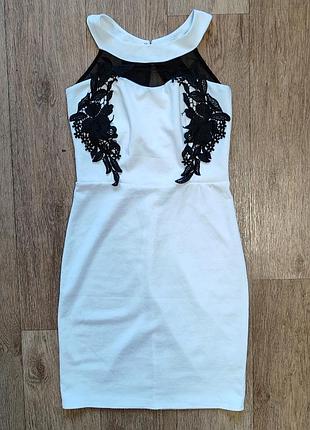 Белое платье карандаш, с черным кружевом и сеточкой
