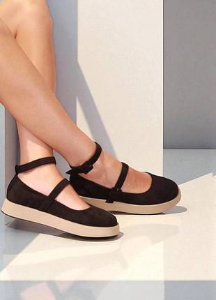 Жіночі туфлі чорного кольору з замші на світлій платформі