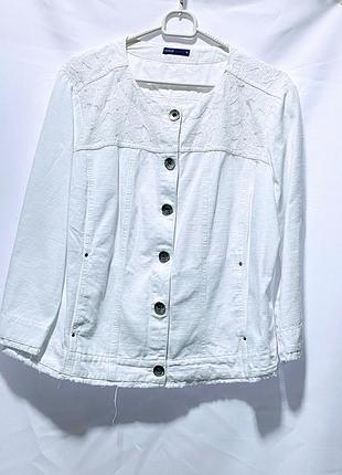 Білосніжна джинсова куртка