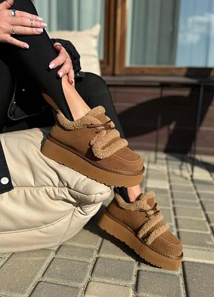 Натуральні замшеві зимові черевики - уггі кольору кемел на липучці на високій підошві