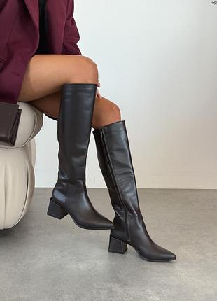 Демісезонні високі чоботи на підборах з натуральної шкіри шоколад, шкіряні демі зимові чоботи на байці хутрі 10571 коричневий