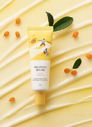 Освітляючий крем з вітаміном c та ніацинамідом round lab vita niacinamide dark spot cream