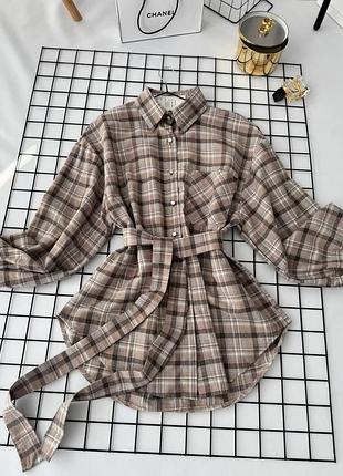 Стильна та легка жіноча сорочка в клітинку прямого вільного крою з поясом та рукавами ліхтариками