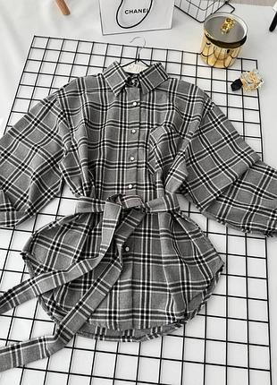 Стильна та легка жіноча сорочка в клітинку прямого вільного крою з поясом та рукавами ліхтариками