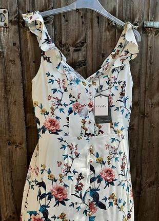 Ніжна сукня довжини міді