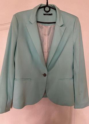 Піджак небесно-голубого кольору. прямого крою. на одному ґудзику. з карманами. розмір 38/m/46.