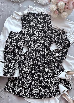 Квіткова сукня з відкритими плечами